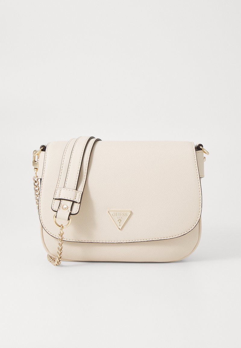 Beige crossover taske lavet af tekstureret kunstlæder, med flaplukning, guldfarvet hardware og en aftagelig kædestrop.