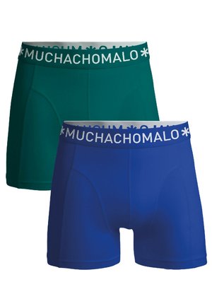 Két pár férfi boxer alsó zöld és kék színben, lélegző anyagból készült. Mindkettő fehér márkás derékszíjjal rendelkezik, amelyen a "MUCHACHO" felirat található.