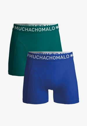 Két pár férfi boxer alsó zöld és kék színben, lélegző anyagból készült. Mindkettő fehér márkás derékszíjjal rendelkezik, amelyen a "MUCHACHO" felirat található.