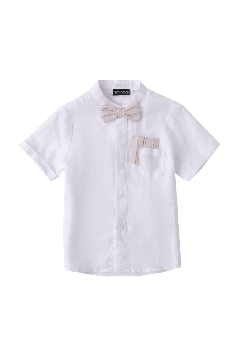 Camisa blanca de manga corta con cierre de botones en la parte delantera, que presenta una pajarita beige y un bolsillo en el pecho izquierdo con rayas verticales.
