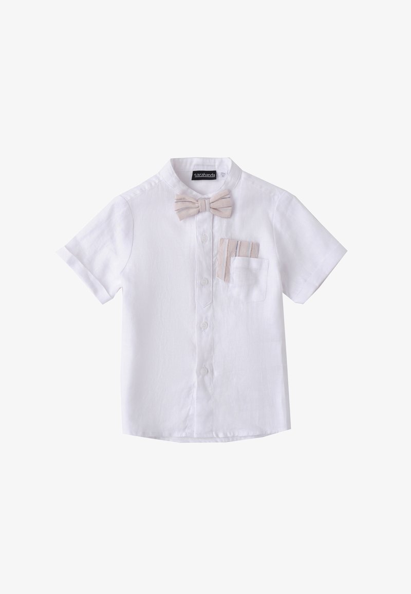 Camicia bianca a maniche corte con bottoni sul davanti, dotata di un papillon beige e una tasca sul petto sinistro con righe verticali.