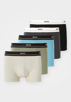 Cinque paia di boxer shorts, con un elastico in vita bianco e nero, nei colori: beige, verde oliva, blu, grigio scuro e nero.