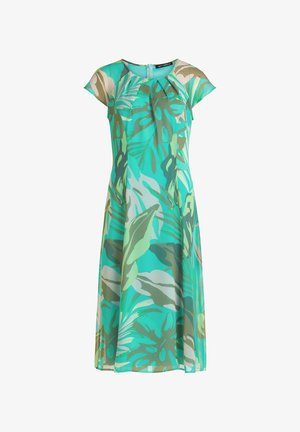 Ein knielanges Kleid aus leichtem, transparentem Stoff mit grünen und türkisfarbenen tropischen Blattmustern, mit kurzen Kappenärmeln und rundem Ausschnitt.
