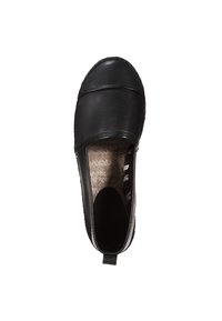 Zapato negro de cuero sin cordones con punta redonda, que presenta costuras en contraste y un suave forro interior. Suela plana con acentos texturizados.