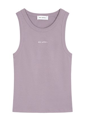 Ærmeløs ribstrikket tanktop i afdæmpet lavendel med rund halsudskæring og hvid "OH APRIL" tekst centreret på brystet.