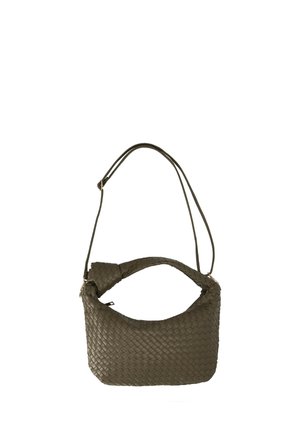 Ciemnobrązowa pleciona skórzana torebka z krótkim skręconym uchwytem i długim regulowanym paskiem na ramię.