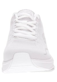 Scarpa da ginnastica bianca con tomaia in mesh traspirante, lacci piatti, colletto imbottito e suola curva per il comfort.