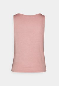 Top a maniche corte rosa a coste con schiena a scollo e design aderente, realizzato in tessuto morbido. Nessun motivo visibile o dettagli metallici.