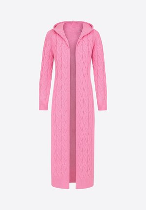 Cardigan largo rosa de punto con capucha, que presenta un patrón de trenzas, puños acanalados y diseño frontal abierto.