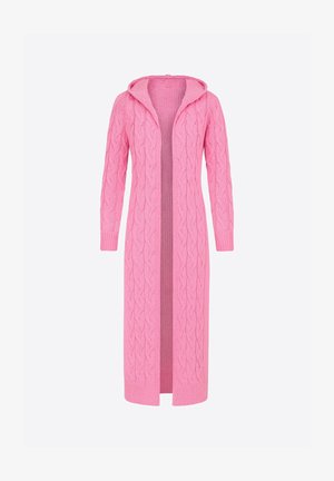 Lyserød strikket lang cardigan med hætte, der har et kabelstrikket mønster, ribkanter og åben front.