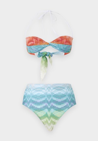 Bikini deux pièces avec haut bandeau orange, noué en bleu et vert, et bas taille haute avec un dégradé de bleu clair, vert et violet.