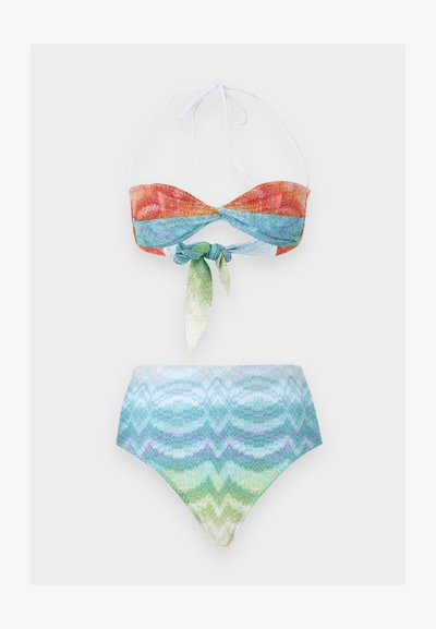 Bikini deux pièces avec haut bandeau orange, noué en bleu et vert, et bas taille haute avec un dégradé de bleu clair, vert et violet.