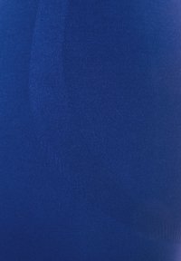 Tessuto blu con una superficie liscia, caratterizzato da un leggero gradiente e design a costine. Il colore è vivace e uniformemente applicato.