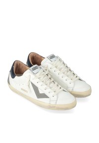 Baskets en cuir blanc avec des accents gris, talon marine, bout arrondi et semelle en caoutchouc texturé. Présentent un design à lacets et un logo sur la languette.
