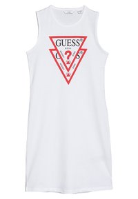 Biała sukienka bez rękawów z czerwonym trójkątnym logo zawierającym napisy "GUESS" i "U.S.A.", wykonana z miękkiej bawełny o gładkiej fakturze.
