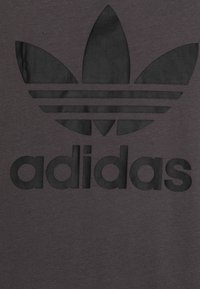 adidas Originals TREFOIL TEE-JUNIOR - Apdrukāts T-krekls - grey five
