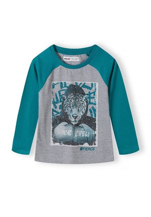 Langærmet grå lillebørns T-shirt med blågrønne ærmer, med grafik af en leopard iført boksehandsker mærket "NYC Crew" og hashtagget "#FIERCE".