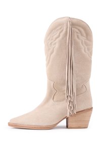 Bota de vaquero de ante beige con un fondo de flecos, punta afilada y abertura curva. Presenta patrones bordados y un tacón de madera apilada.