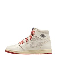 High-Top-Sneaker aus elfenbeinfarbenem Leder mit roten Schnürsenkeln, cremefarbener Mittelsohle und roter Außensohle. Mit schwarzem Logo und Wildlederakzenten an der Kragenpartie.
