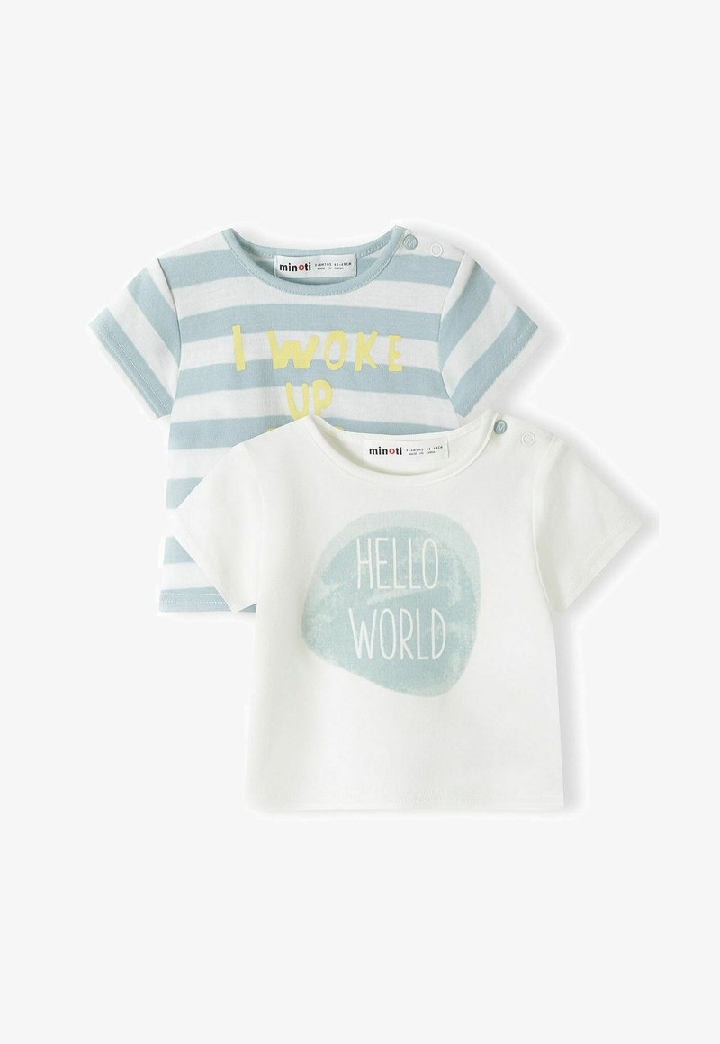 Du du šviesios rankovėmis kūdikių marškinėliai. Vieni yra šviesiai mėlyni dryžuoti su geltonu tekstu; kiti yra balti su šviesiai mėlynu grafiniu piešiniu, kuriame užrašyta "SVEIKAS PASAULI".