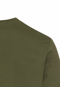 Olijfgroene katoenen t-shirt, ronde nek, zachte textuur, aansluitend bij de schouders, minimale stikseldetails, geen graphics of patronen.