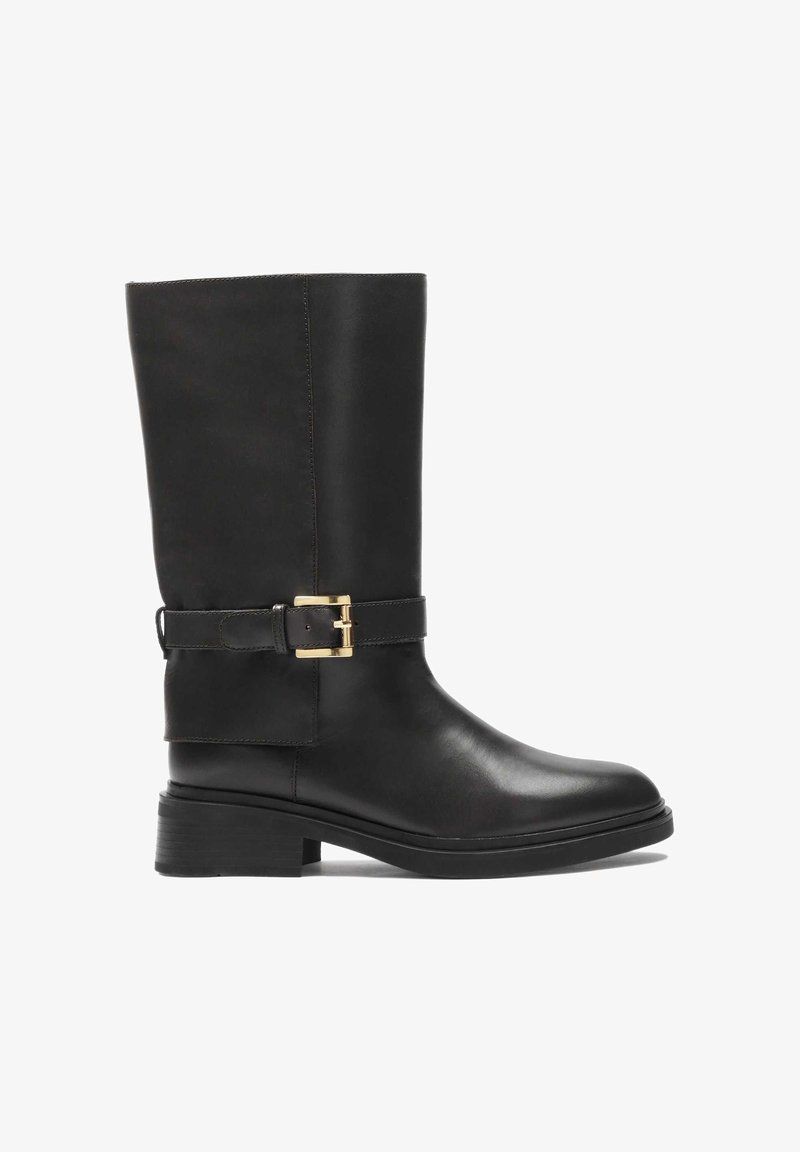 Črne usnjene boot z dolžino do kolen in okroglo konico, ki ima zlat zaponko na gležnju in teksturiran blok pet.