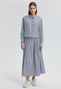 Touché Privé - PLEATED SKIRT SHIRT SET - Gonna a campana - navy blue Immagine in miniatura 1