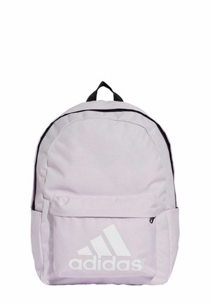 Zaino lilla con una texture liscia, dettagli neri, una tasca frontale con zip e un grande logo Adidas bianco sulla parte anteriore. Spallacci regolabili e manico superiore.