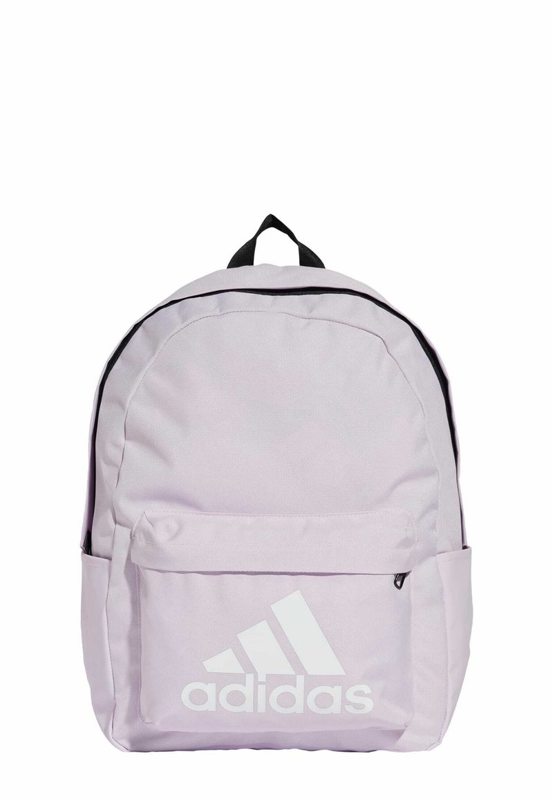Zaino lilla con una texture liscia, dettagli neri, una tasca frontale con zip e un grande logo Adidas bianco sulla parte anteriore. Spallacci regolabili e manico superiore.