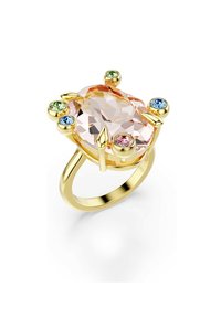 Anello d'oro con un centro in gemma ovalica di pesca, circondato da piccole gemme verdi, blu e rosa, impostato in un design decorativo a griffe.