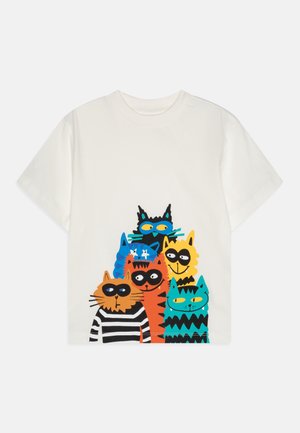 Weißes T-Shirt mit einer bunten Grafik von sechs stilisierten Katzen, die schwarze Augenmasken tragen, in einer übereinander gestapelten Anordnung auf der Vorderseite.