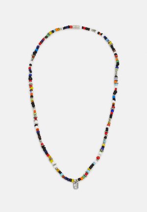 Colar de contas coloridas com formas e tamanhos variados, com acentos metálicos e pequenos encantos decorativos. Predominantemente multicolorido.
