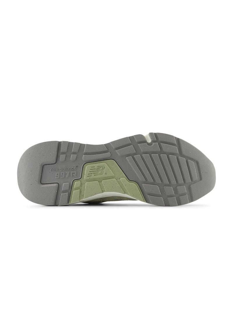 Suola di sneaker New Balance 997R grigia e verde che mostra il motivo del battistrada e il nome del marchio sul tallone.