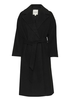 Sort lang frakke lavet af blødt stof, med skarp krave, belted talje, 3/4 ærmer og minimalt design.
