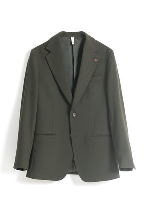 Blazer de un solo botón en verde oscuro, con solapas de muesca, bolsillos de ojal en la parte delantera y un pequeño pin redondo en la solapa izquierda.