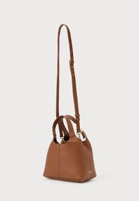 Sac à main en cuir marron texturé avec double poignées et bandoulière réglable, quincaillerie dorée et petit logo embossé à l'avant.