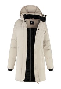 Beige lange pufferjas met capuchon, zwarte binnenvoering, frontaal met rits, en een ritssluiting op de borstzak, getoond open op een witte achtergrond.