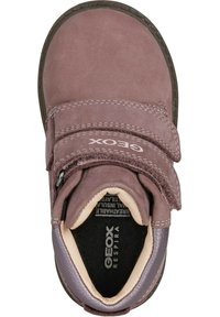 Zapato de ante púrpura con doble correa de Velcro, punta redonda, suela de goma y interior acolchado que presenta la marca "GEOX RESPIRA".