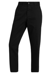 Svarta byxor med raka ben, tillverkade av en bomullsblandning; har enkel knappstängning, bälteshällor samt fickor fram och bak.