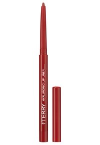 Crayon contour des lèvres rouge avec une pointe effilée et un capuchon amovible. Présente une finition lisse et inclut le logo "BY TERRY" en texte blanc.