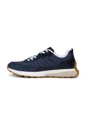 Marineblaue und schwarze Sneaker mit weißen Schnürsenkeln, gepolstertem Kragen, dicker weiß-beiger Sohle und strukturiertem braunem Außenprofil, seitlich betrachtet.