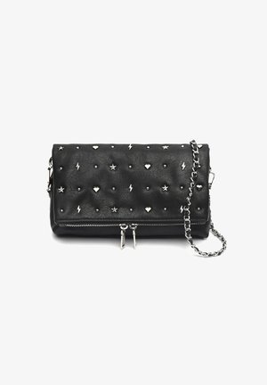 Zwart leren clutch met zilveren sterren- en bliksemflitsstuds, textuur oppervlak, ritssluiting en een afneembare kettingriem.
