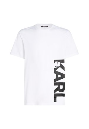 Fehér pamut póló, bal oldalon nagy fekete nyomott "KARL" logóval, rövid ujjakkal és klasszikus kerek nyakkivágással.