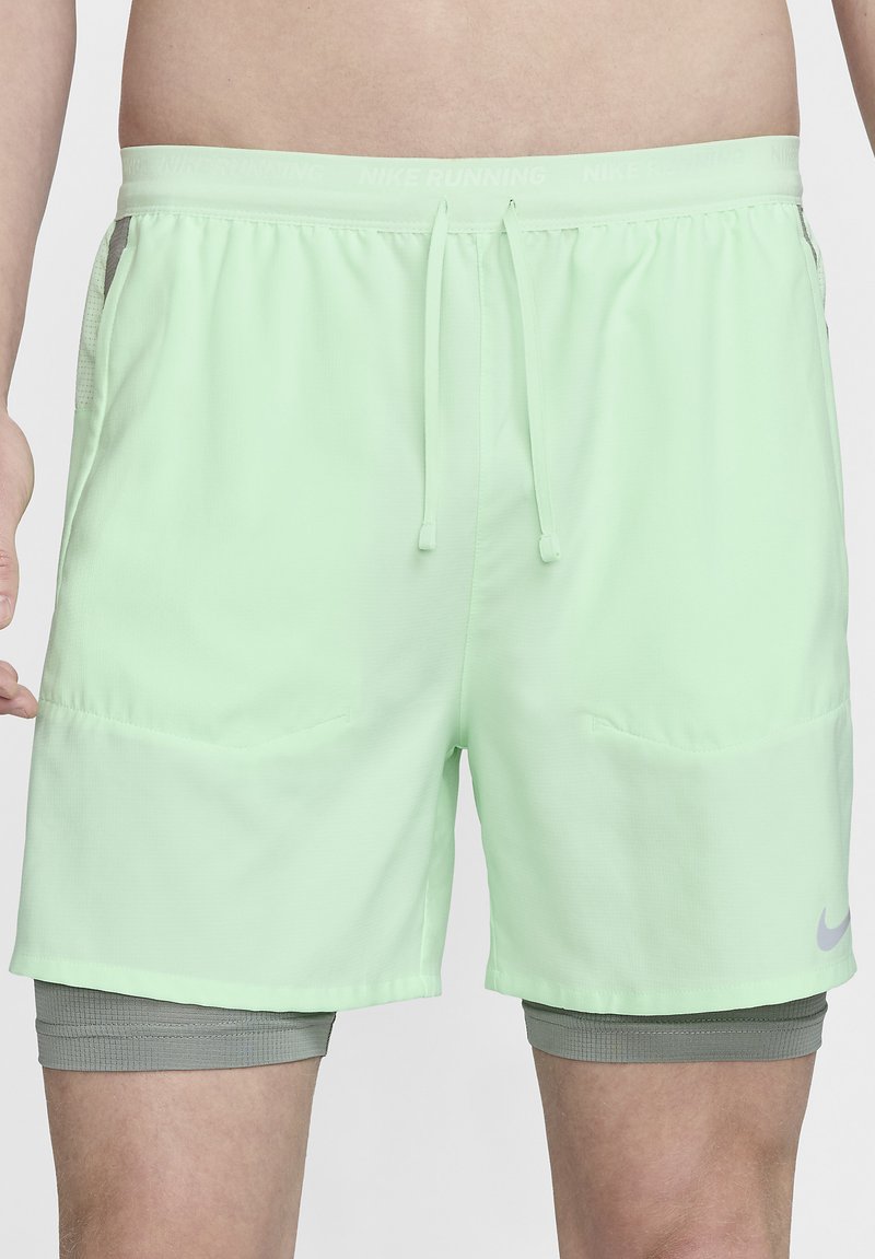 Nike Performance STRIDE - Pantalón corto de deporte - vapour green dark stucco vapour green