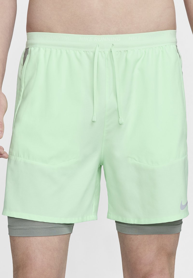 Nike Performance - STRIDE - Träningsshorts - vapour green dark stucco vapour green, Förstora