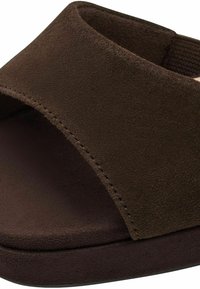 Sandale à enfiler en daim marron avec une large bride sur le dessus, un design à bout ouvert et une semelle rembourrée texturée pour le confort.