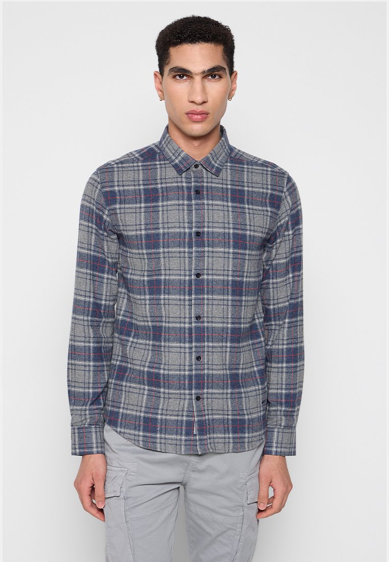 Szara koszula w kratę z guzikami, z granatowymi i czerwonymi akcentami, z długimi rękawami i standardowym kołnierzykiem, uszyta z miękkiego, wzorzystego materiału.