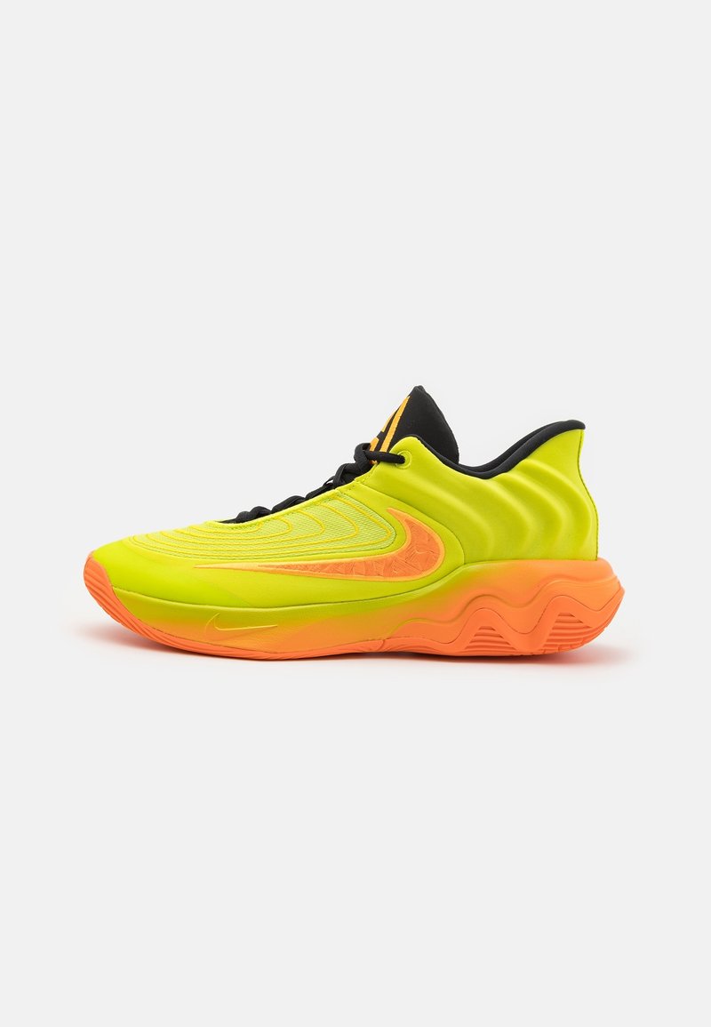 Baskets de sport jaune vif et orange avec lacets et col noirs, avec une semelle texturée ondulée et un logo latéral.