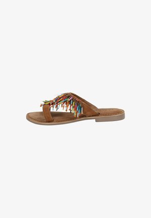 Sandale en daim marron avec une semelle plate, dotée d'un design de franges coloré composé de perles et d'ornements sur la sangle supérieure.