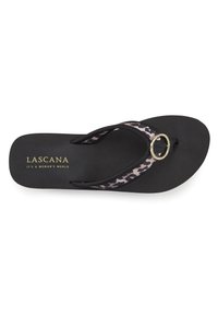 Zwarte flip-flop met een strap in luipaardprint voorzien van een ronde gouden accent. Gladde zool en een zacht, textuur voetbed. Merklogo op het voetbed.